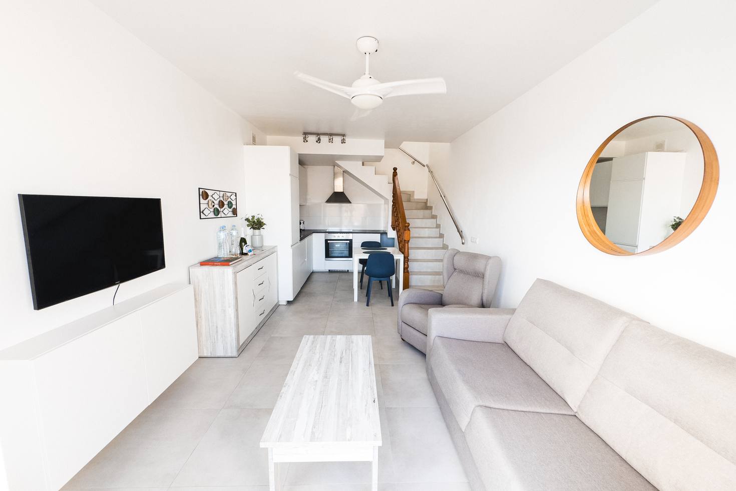 Living room and equipped kitchen in the V&V Amadores apartment
